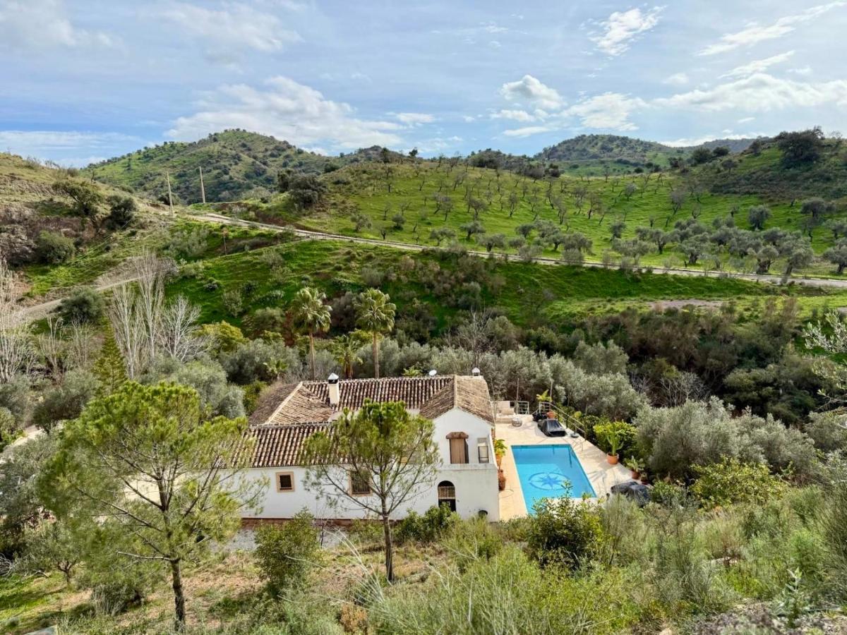 Authentic Luxury Villa in Oasis with Pool close to Malaga - B&B