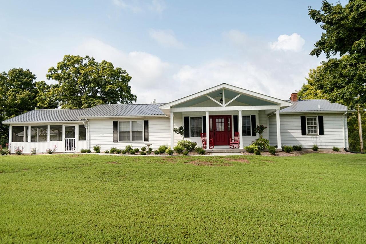 Elegant Cottage Rental for Groups near Greensburg, Kentucky - B&B Columbia