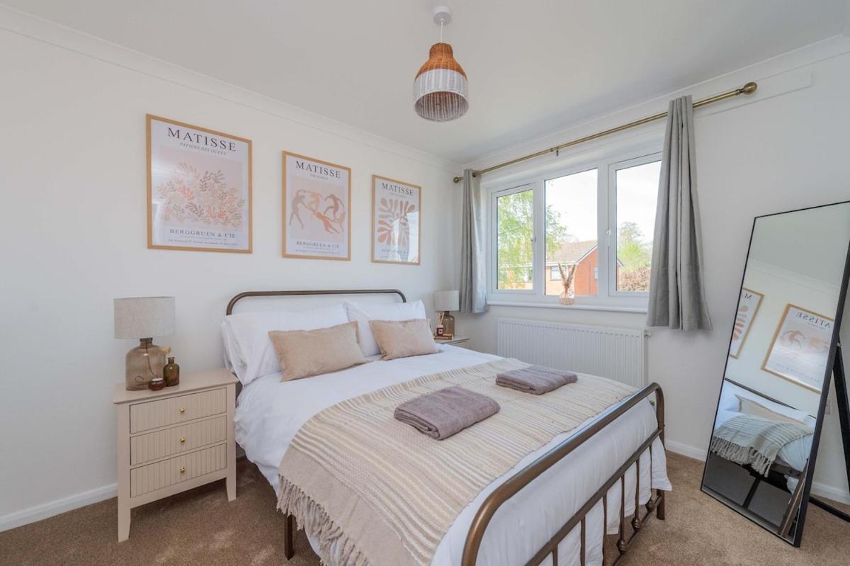 Newport - Sleeps 8 - Private Parking - B&B