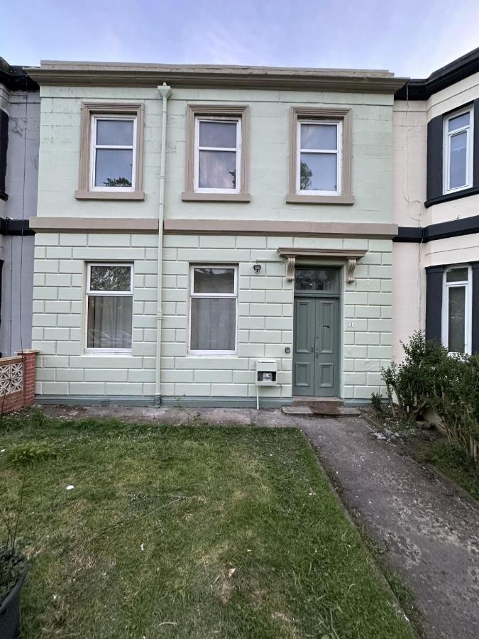 Cheerful 5 Bedroom House Close to Central West End and Parking - B&B
