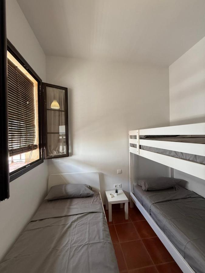 Habitación Triple con baño compartido SEVILLA DELUXE LOS ROSALES - B&B