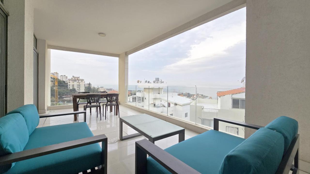 Apartment with Pool View