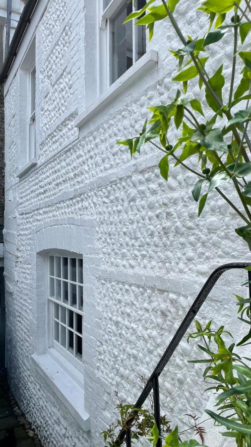 The Beach Retreat - A Bijou Seaside Maisonette - B&B