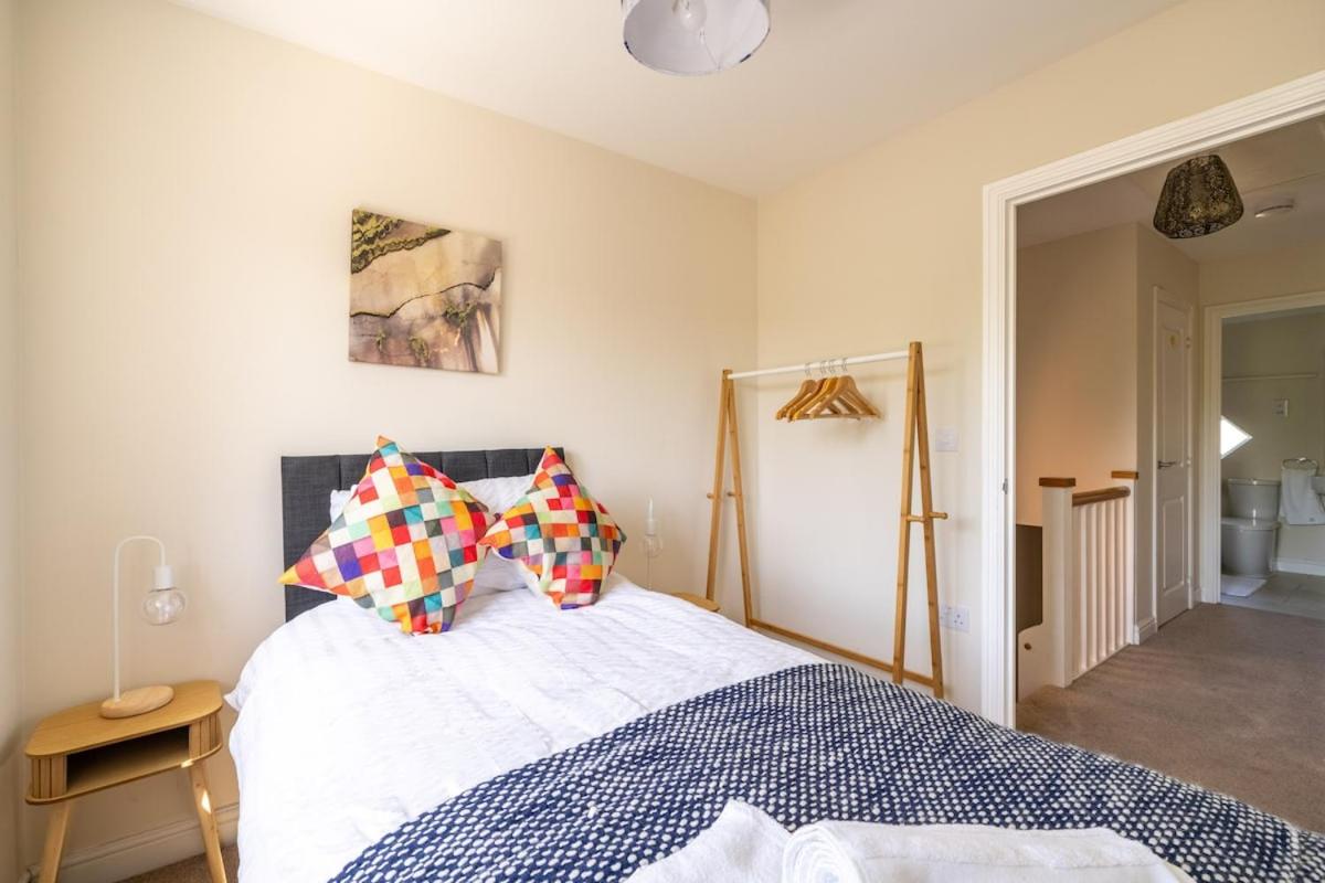 Modern 3-Bedroom Retreat Near Monmouth Castle, Sleeps 6, Parking & WiFi - Chambres d'hôtes Newport