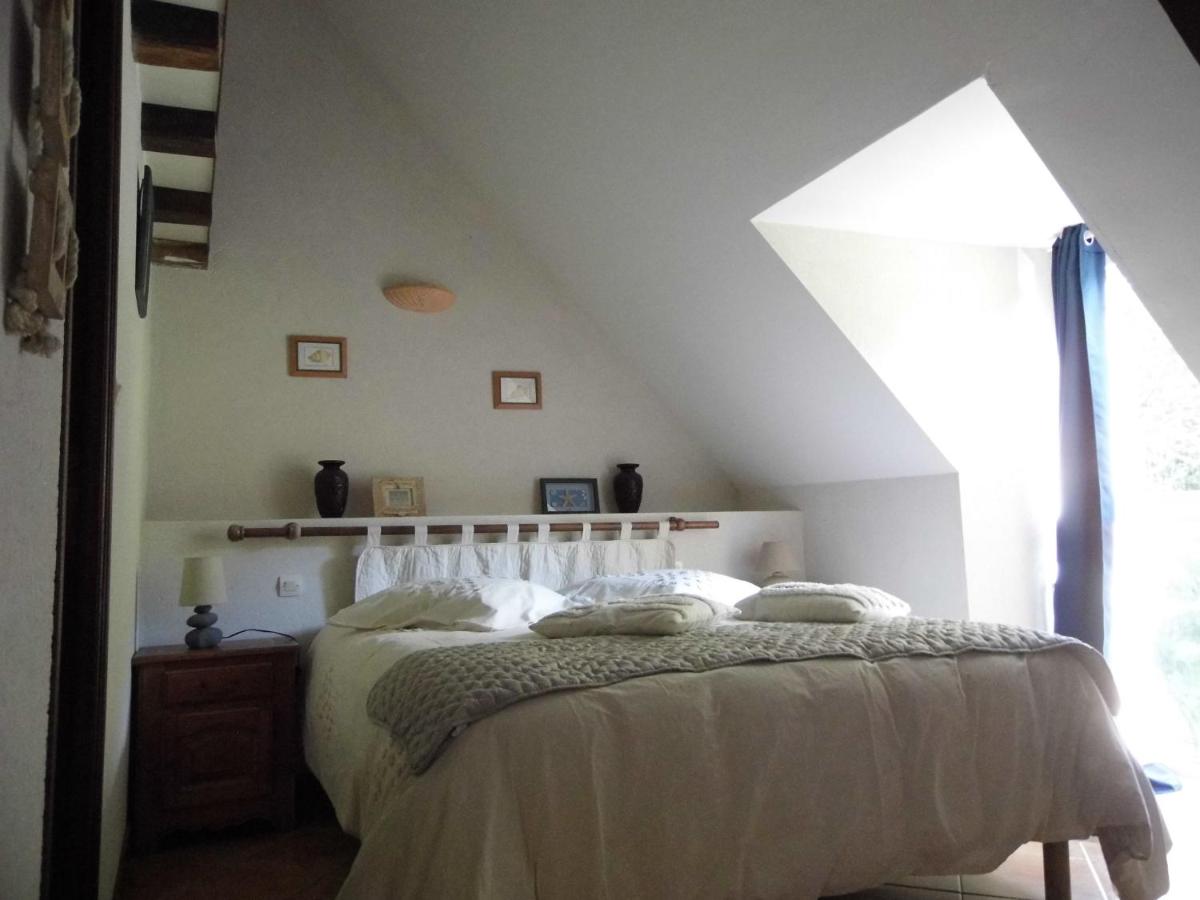 Zimmer mit Kingsize-Bett und Gartenblick. 