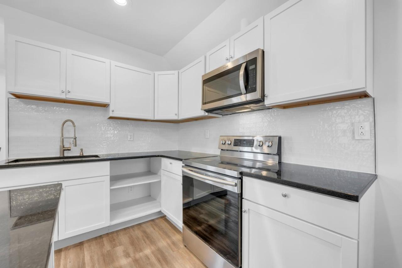 Spacious 3BR Detroit Apt Sleeps 7 WiFi - B&B Detroit