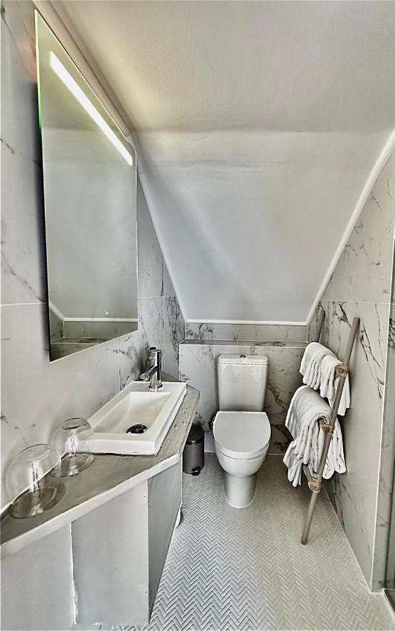Basic Double Room - Skylight Star