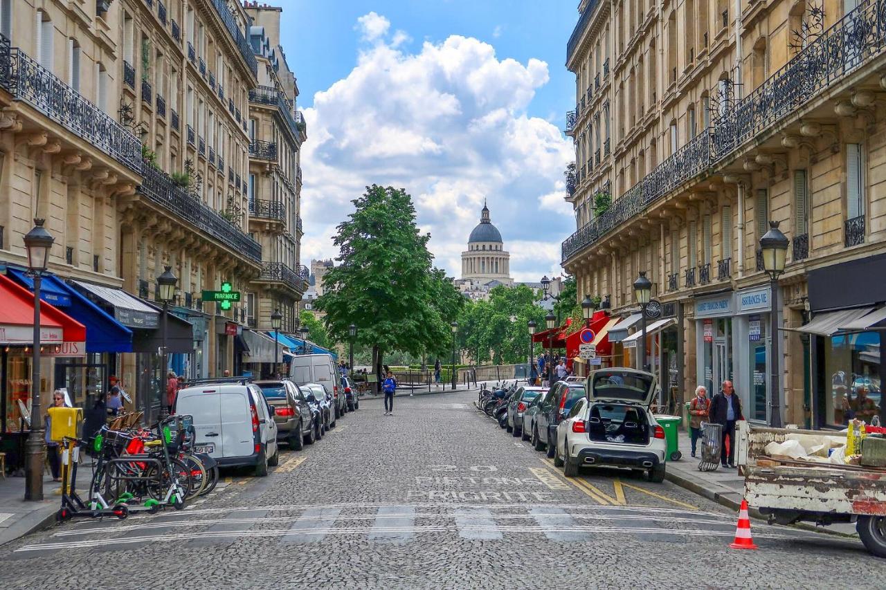 Appartement rénové Parisien en plein Coeur de L'Île Saint-Louis juste en face de Notre-Dame ! - Chambres d’hôtes
