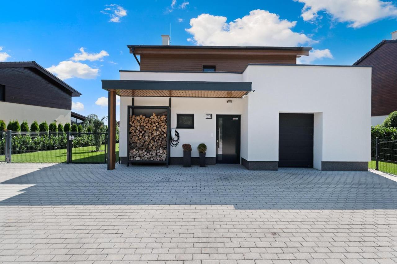 Lakeside Luxury Villa at Penati Golf Resort - Bed and Breakfast Šajdíkove Humence