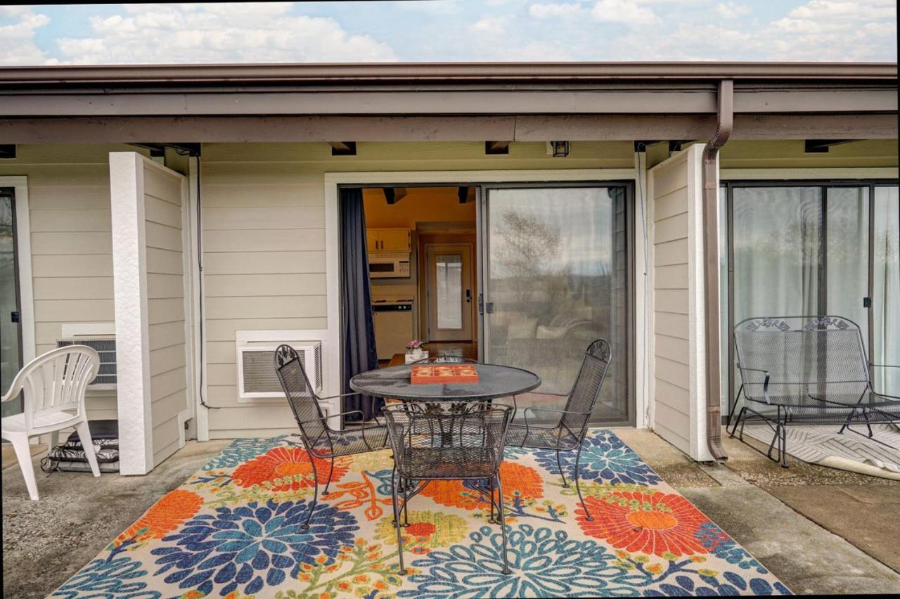 Poolside Retreat at Kimberling Crossing - B&B Kimberling City