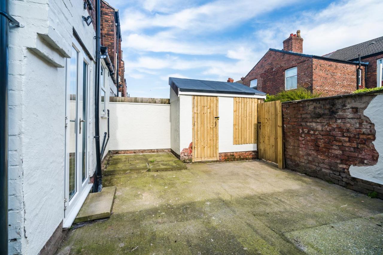 Number 28 - Stylish Town House - 5 bedrooms ALL en suite - B&B Wallasey