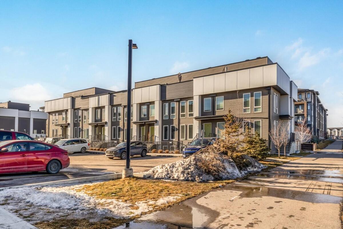 Tropical Caribbean-Themed Cozy Getaway - King Bed-Free Parking - B&B Calgary