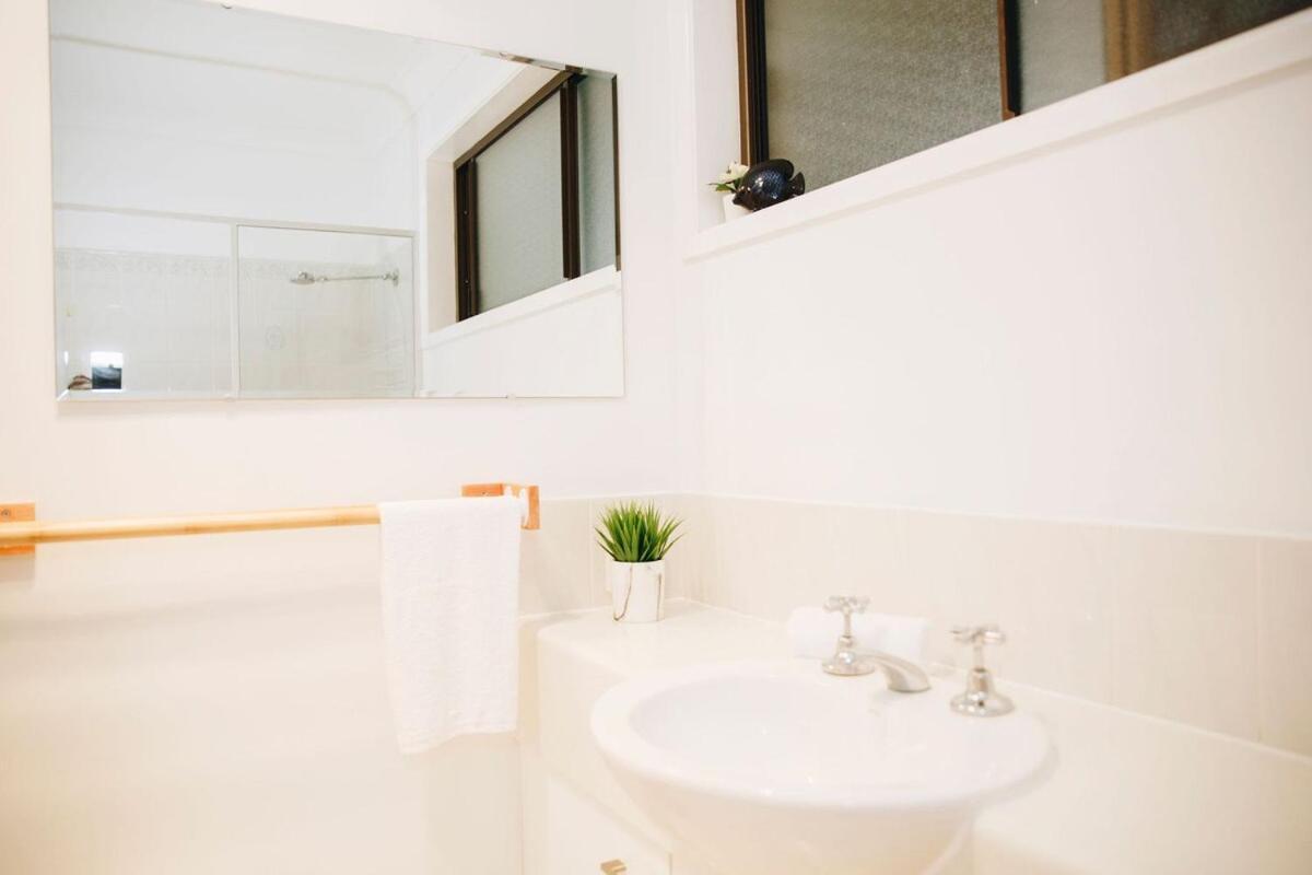 Perfect Location 4BR Home Warana - 200m to Beach! - Chambres d’hôtes Poatina