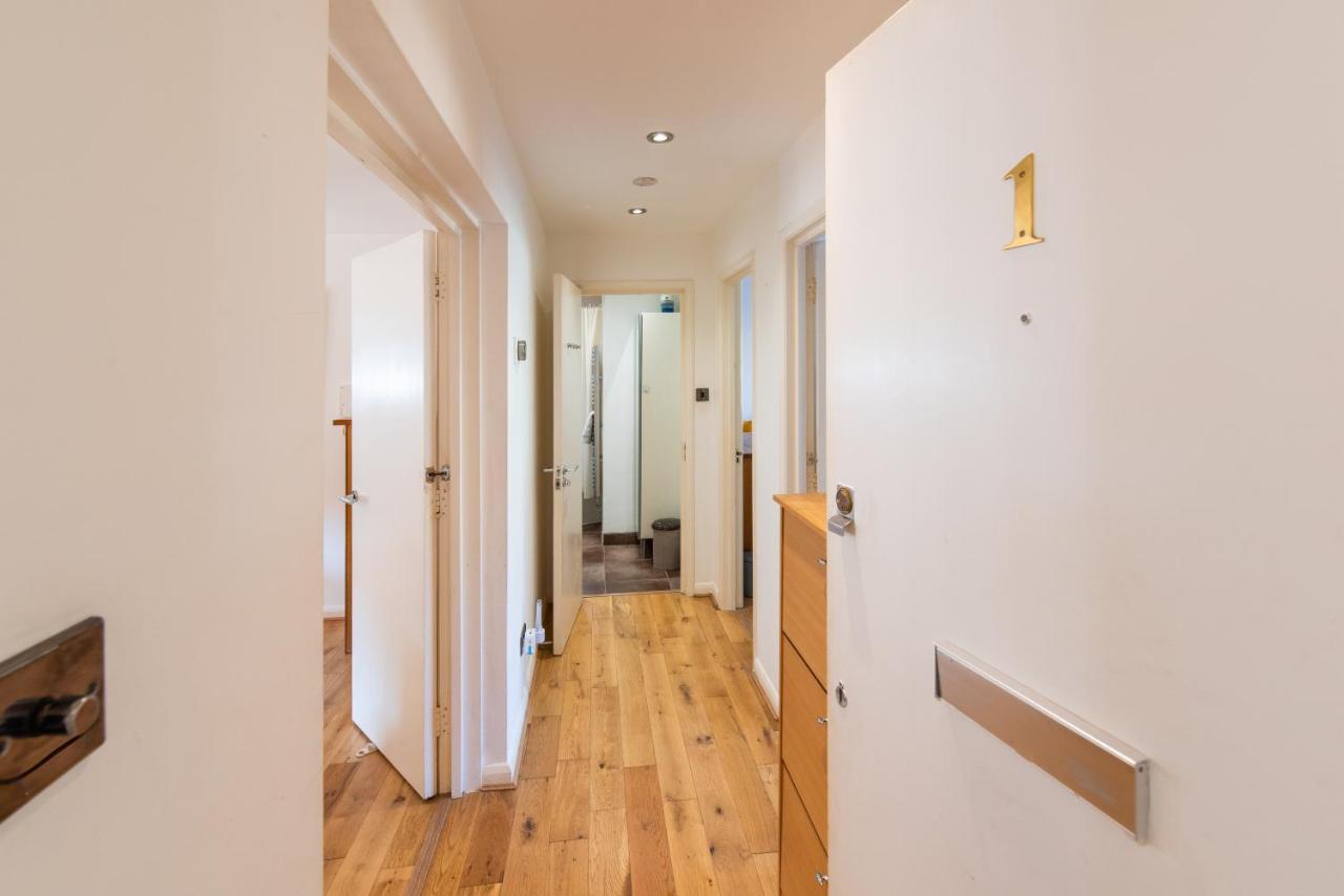 London Stratford - Spacious 2 bed flat with secured parking & private garden - B&B