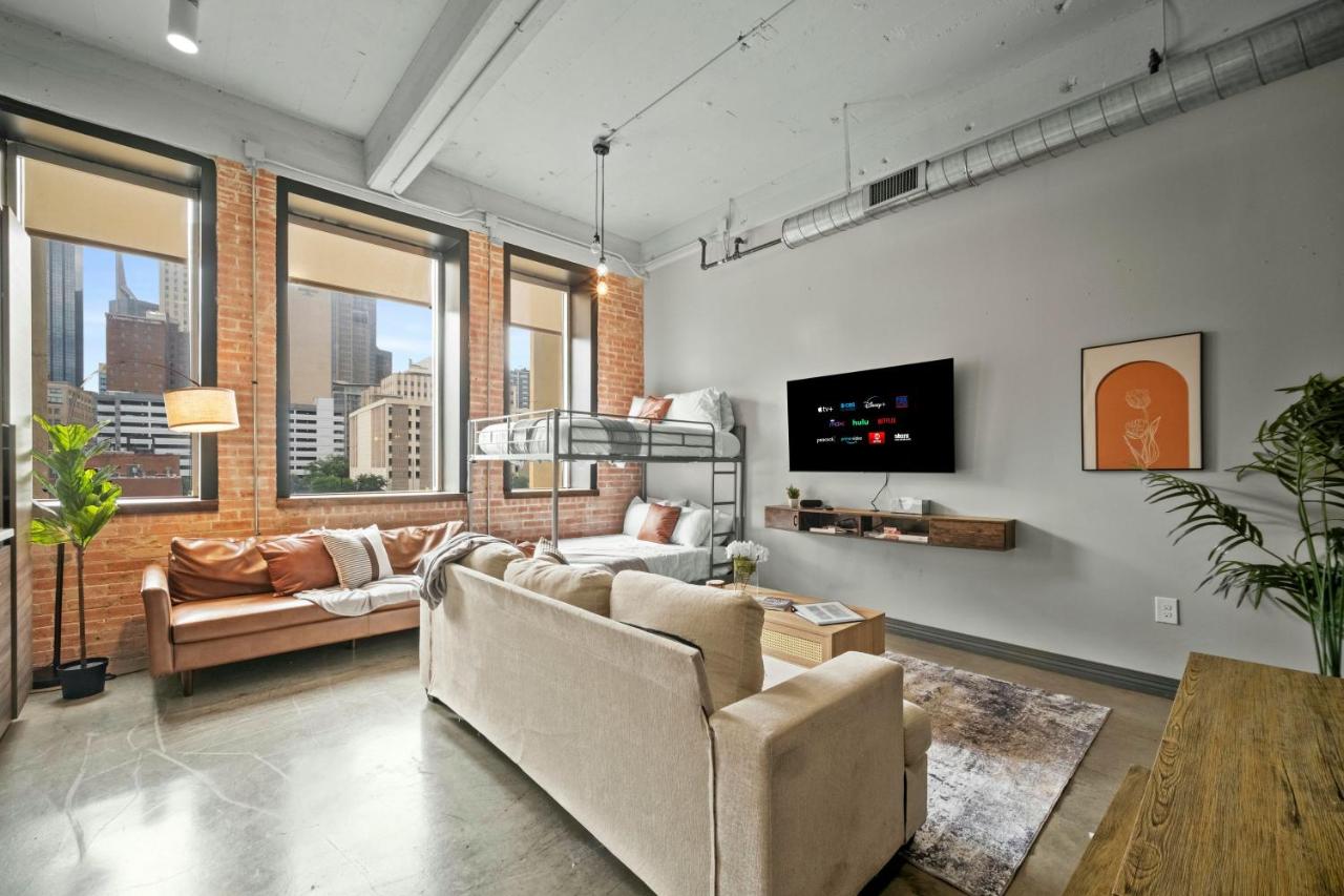 Stunning Downtown Apartment with Pool, Laundry, Parking - Bed and Breakfast