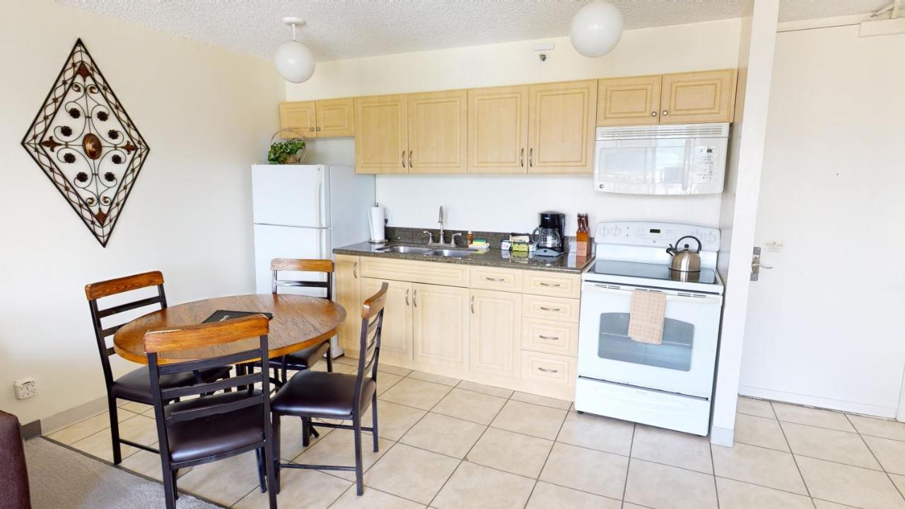 Spacious Waikiki Banyan Condo with Ample Sleeping, Walk to Beach, Great Views and Free Parking (22201) - Chambres d'hôtes Honolulu