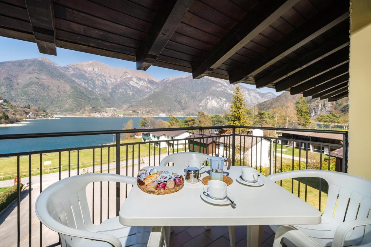 One-Bedroom Apartment with Lake View