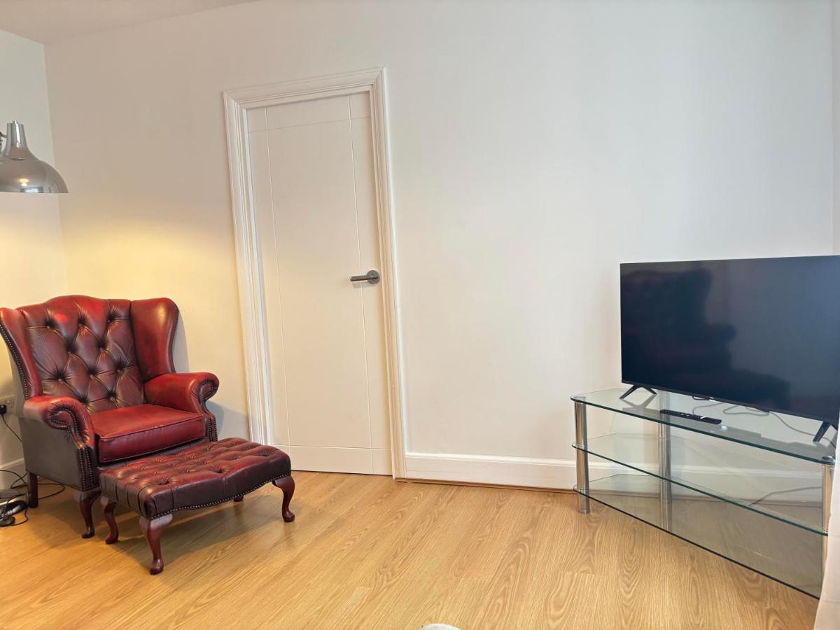 3BR Home Away From Home - Free Parking - Near LGW Airport - Ferienwohnung Crawley