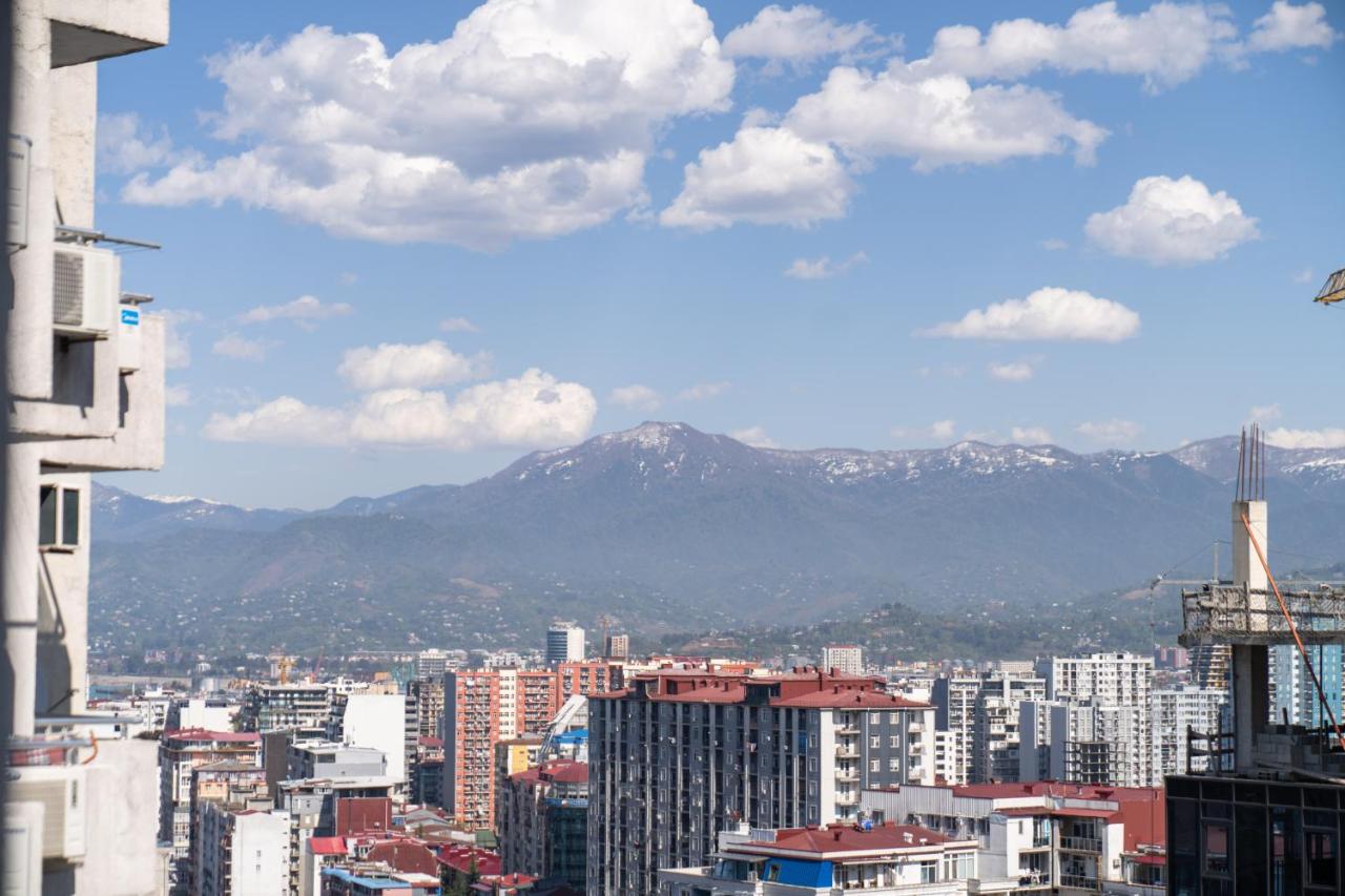 Spacious 2 Bedrooms Apartment steps from Boulevard & Beach - B&B Batumi