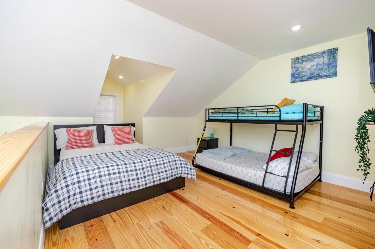 Pet Friendly 3BR Quincy Townhouse w Laundry, Free Parking, near MBTA Red Line 37 - Chambres d'hôtes Quincy