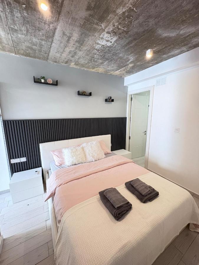 Paceville - 2A - Bright 2BR Apt with Balcony & AC near Night Life - B&B San Julian's