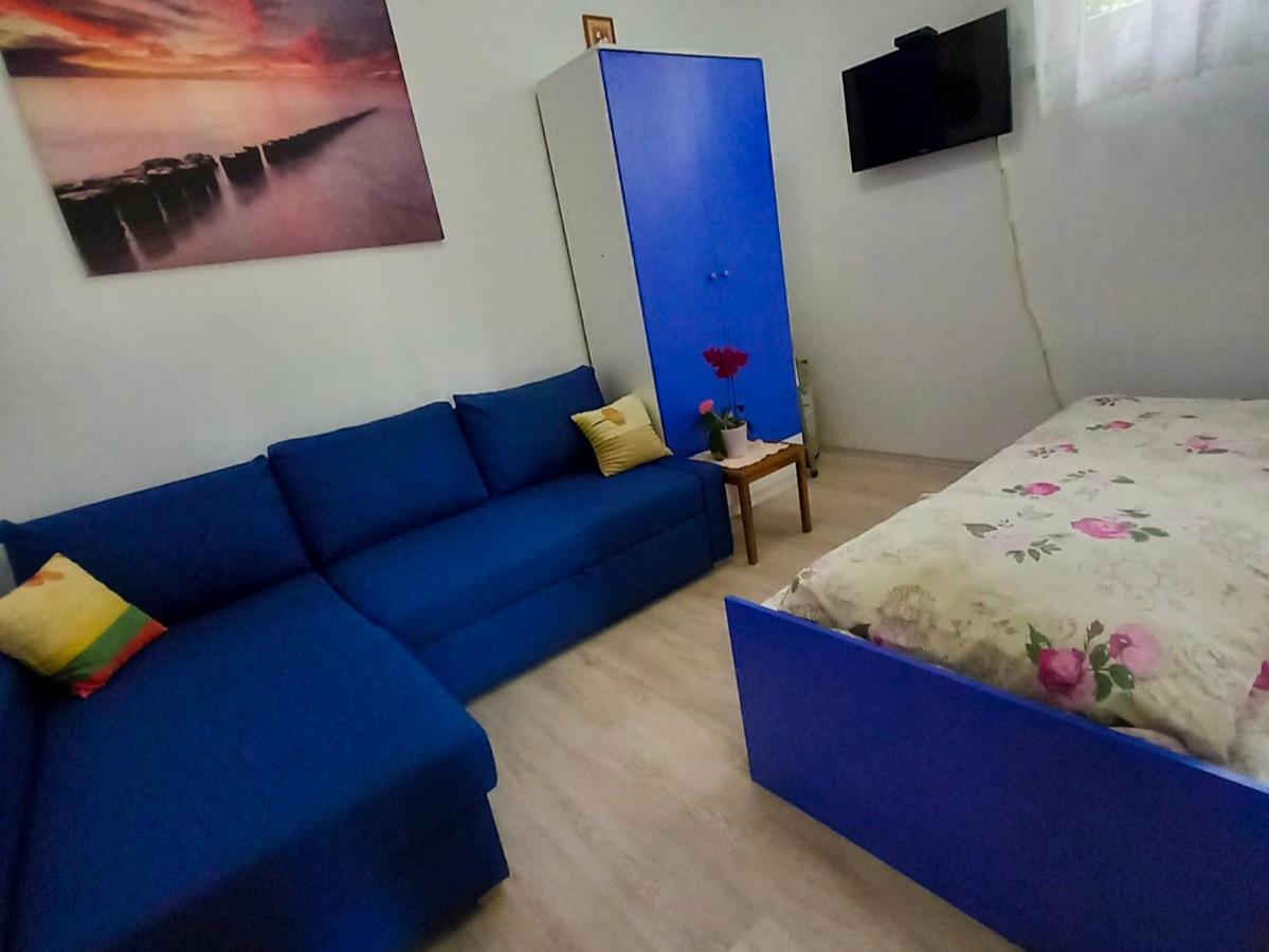 Deluxe One-Bedroom Apartment