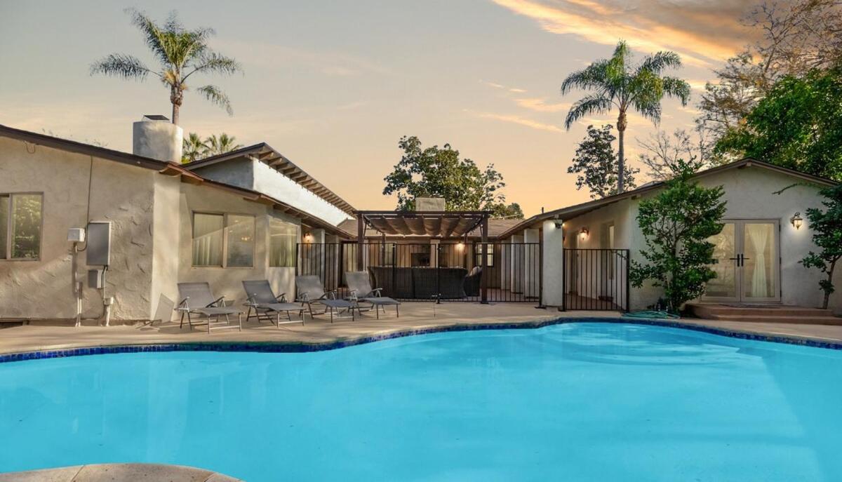 5 mins from Universal with Heated Pool, Spa, Golf & Pong - B&B