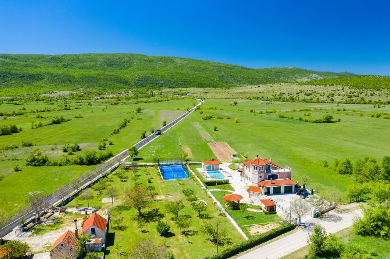 Villa Nature's Embrace - Heated Pool, Jacuzzi & Padel - B&B Drniš
