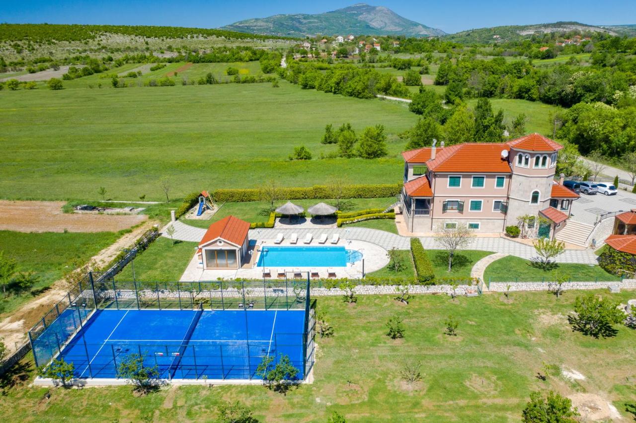 Villa Nature's Embrace - Heated Pool, Jacuzzi & Padel - B&B Drniš