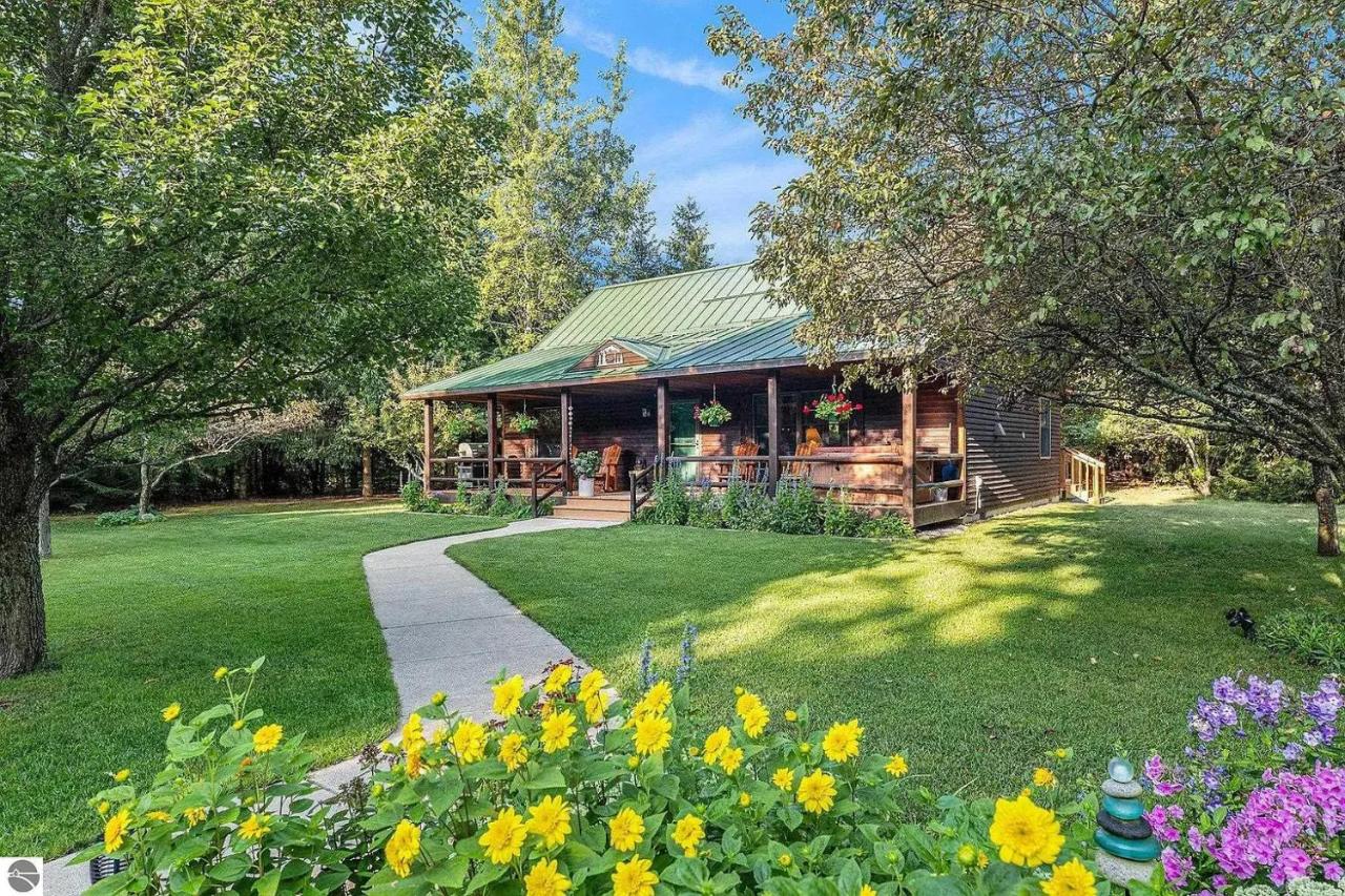 Majestic Escapes Hot Tub Firepit Deck Large Yard - B&B Lake Ann