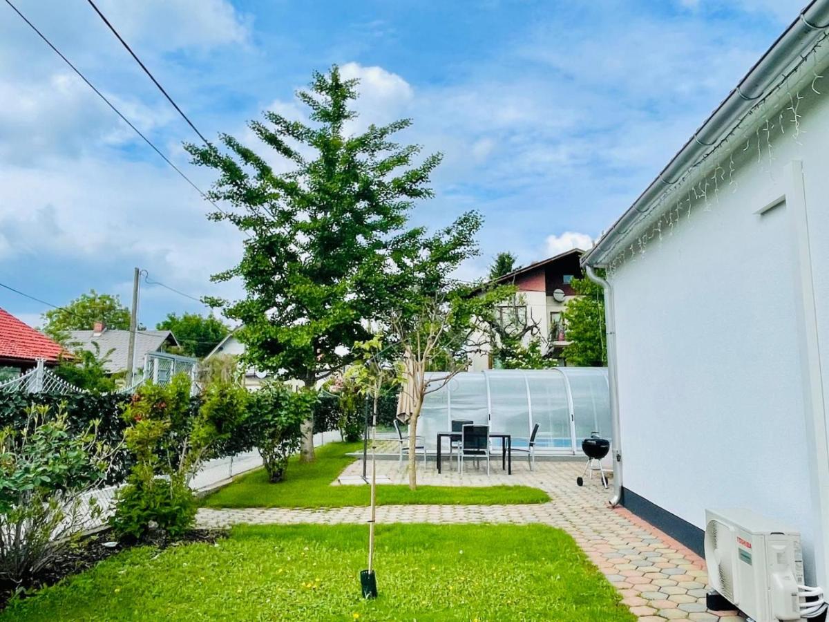 Villa in Vienna in perfect Situaton near VIC and Donau Park with Pool and private Garden sleeps 4 with 2 bedrooms, kitchen and livingroom and bath and private parking - Chambres d'hôtes Vienne