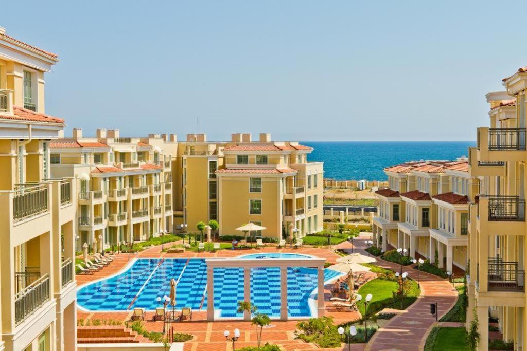 Flores Garden Pool Side and Sea View Apartment - B&B Chernomorets