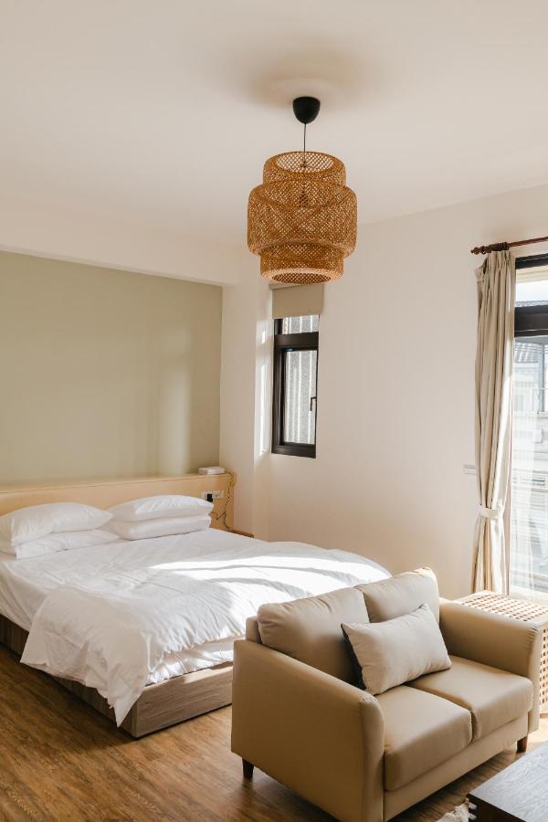 Habitación con cama extragrande y balcón