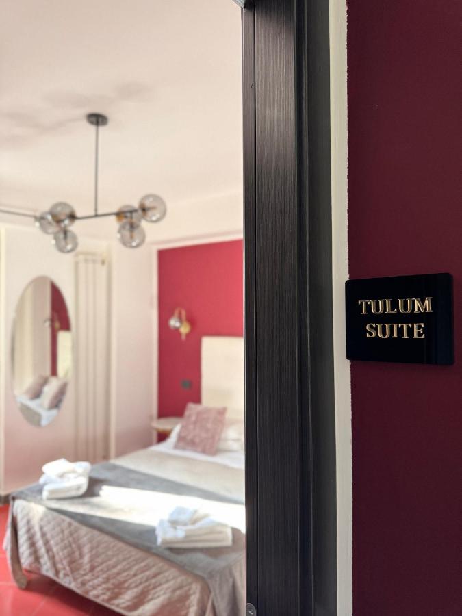 Suite con cama grande y balcón