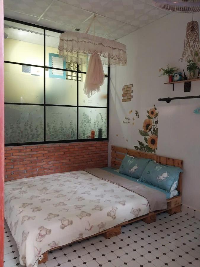 Zimmer mit Queensize-Bett und Gartenblick