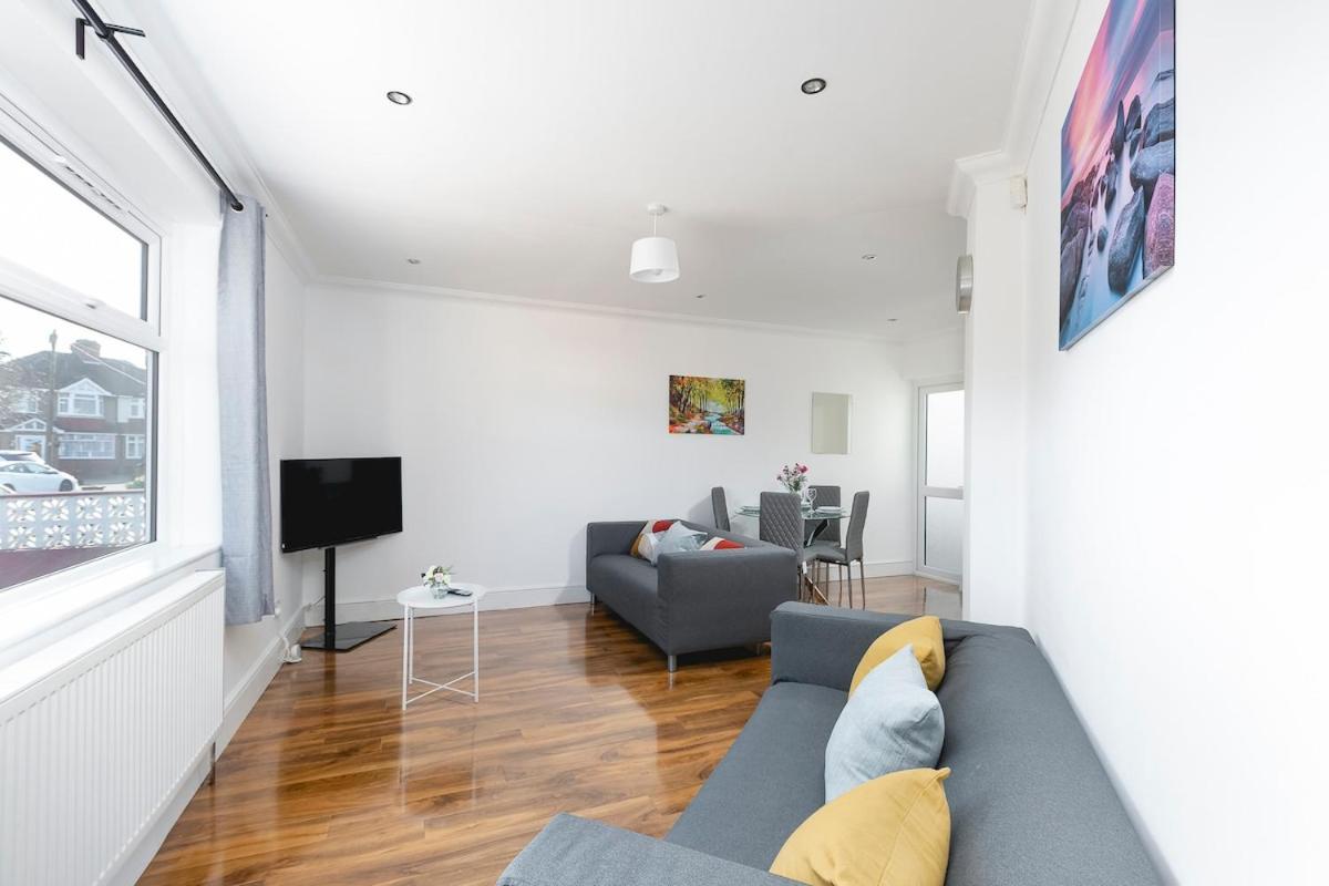 Spacious and Cozy 4Bed in Enfield with Garden & WiFi & Parking - B&B
