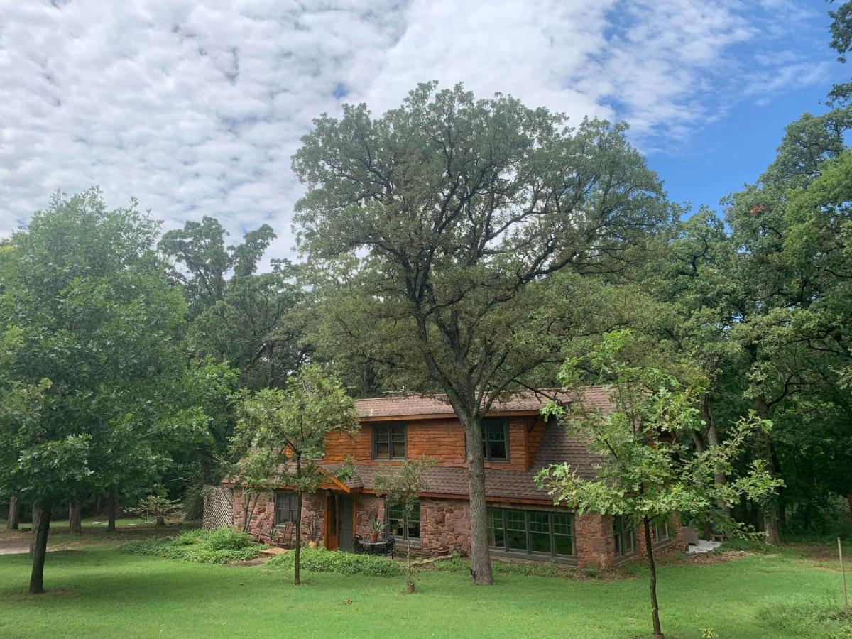The Gate House- Autumn Retreat In Edmond, Ok - B&B