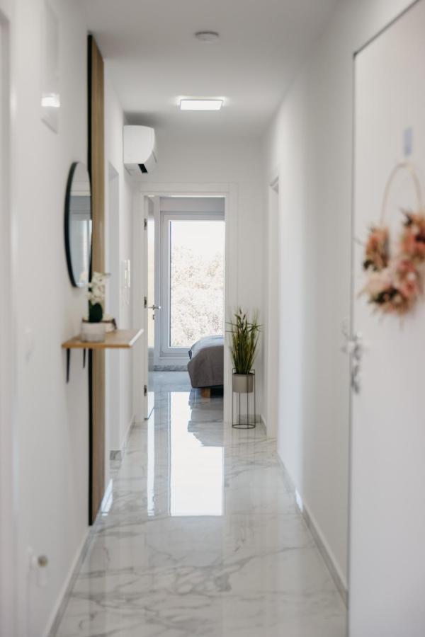 Lili Rose Mandre - Sea View & Beach 70m, Family Apartments - Chambres d'hôtes Mandre