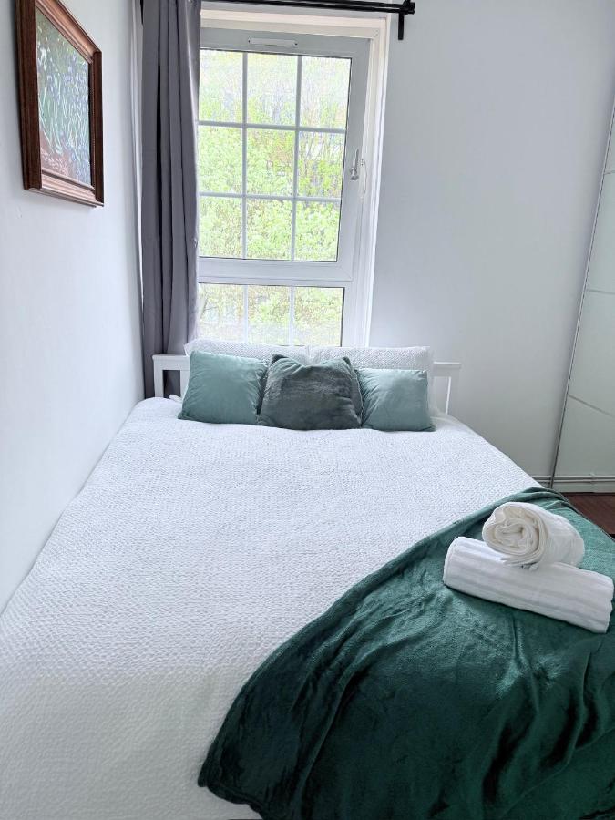 East End Escape - For 6ppl near Central LONDON - 3mins to DLR overground - B&B
