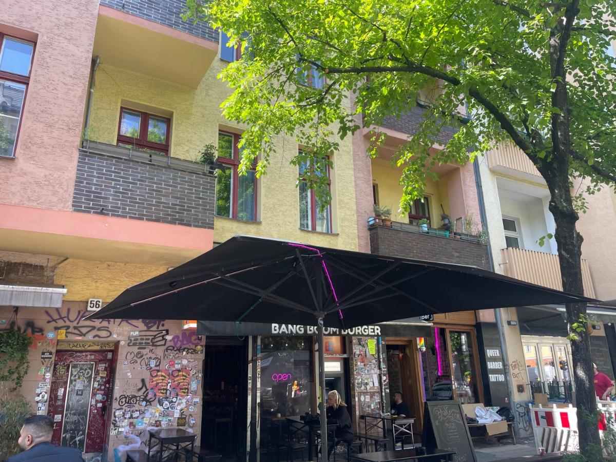 2 Zimmer Wohnung im Herzen Neuköllns - Bed and Breakfast