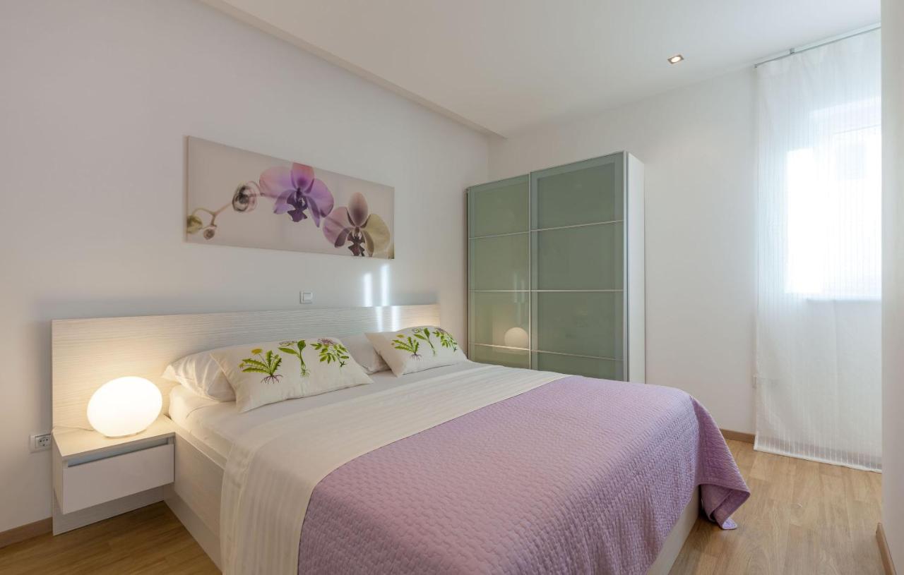 Appartamento con 2 Camere da Letto, Terrazza e Vista Piscina