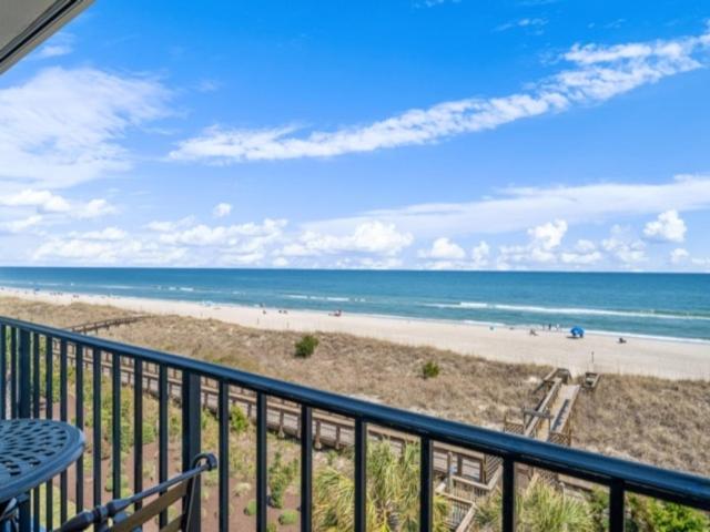 Southern Comfort - Expansive views of the ocean and beach! Newly renovated plus top grade linens! condo - Chambres d'hôtes Carolina Beach