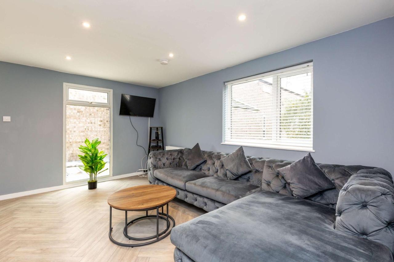 Modern & Stylish 3 Bedroom Home in Peterborough - B&B