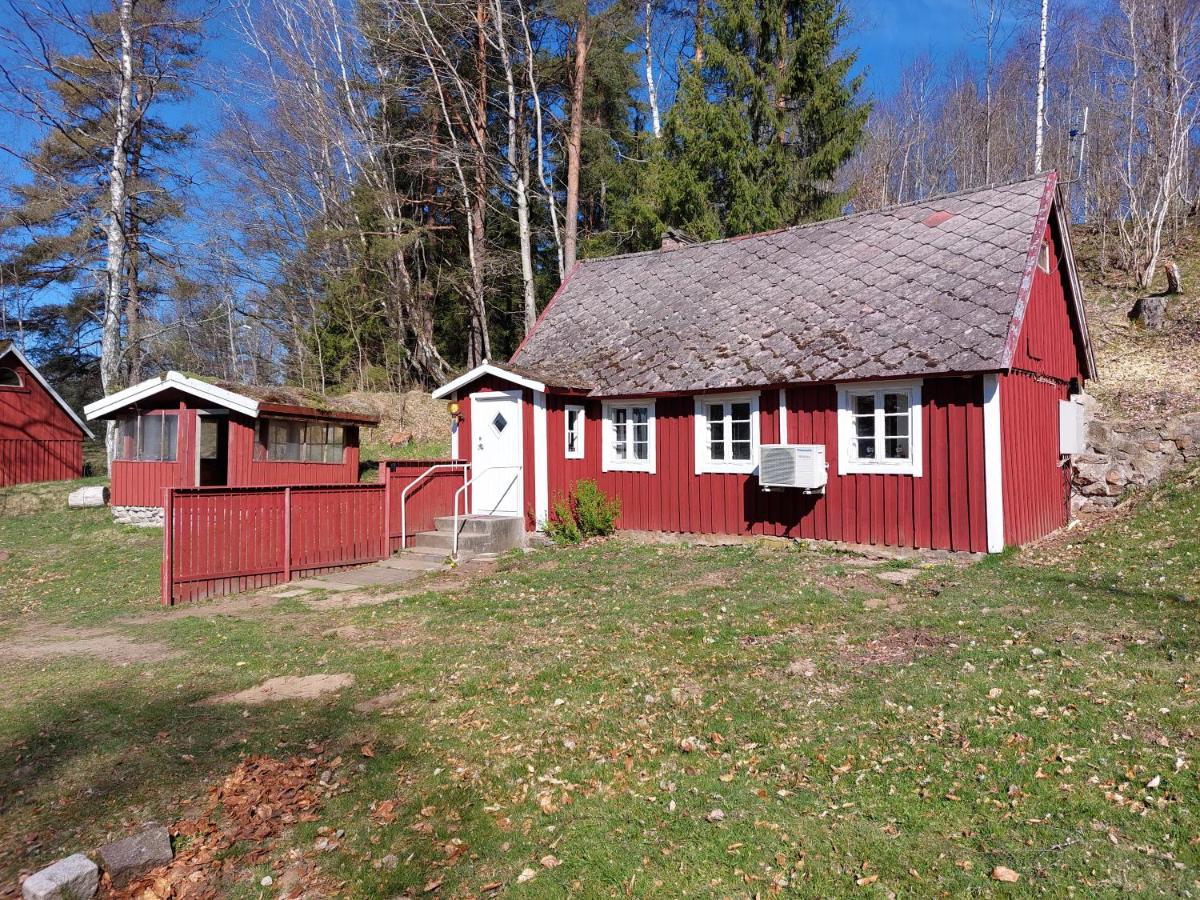 Stuga med kamin i närheten av strövområde utanför Hässleholm - Chambres d’hôtes
