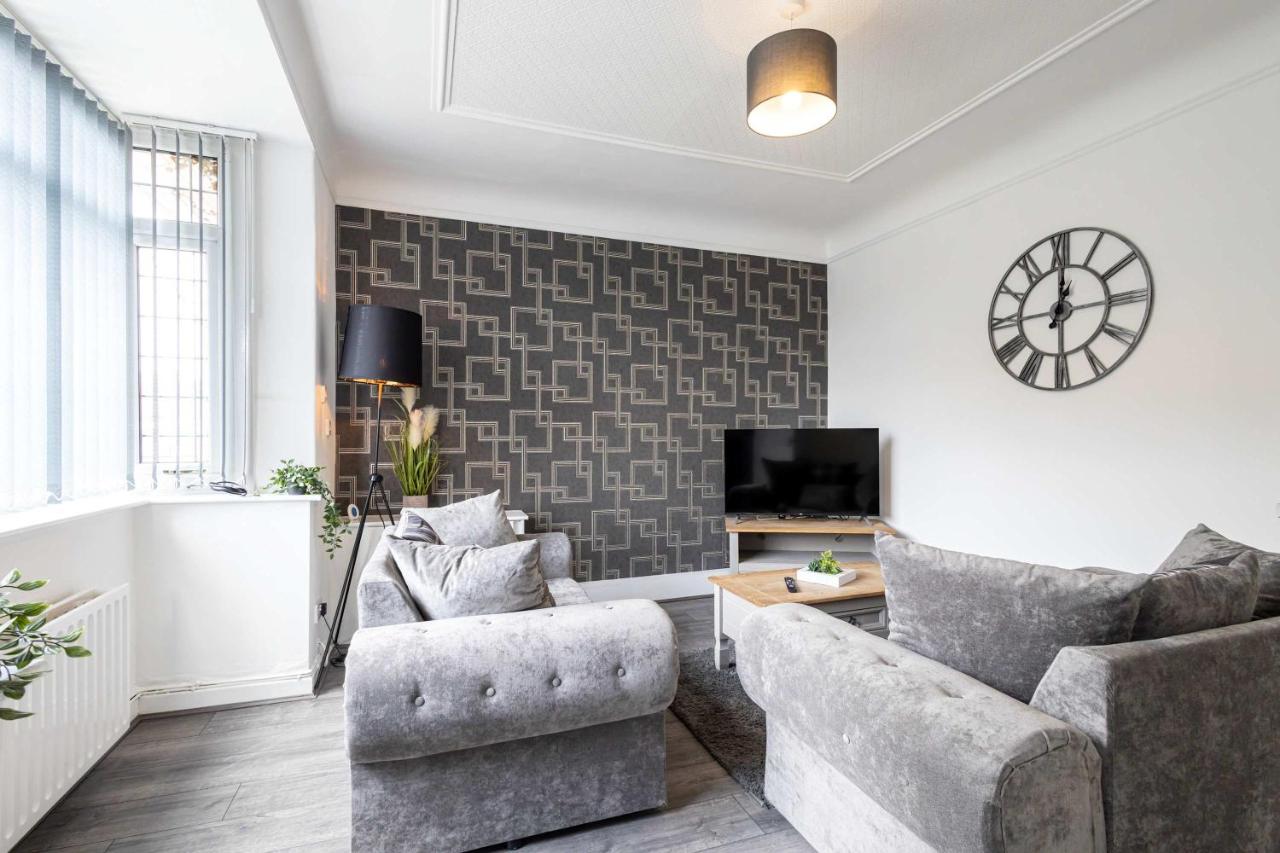 Spacious & Bright 3 Bedroom House in St Helens - B&B