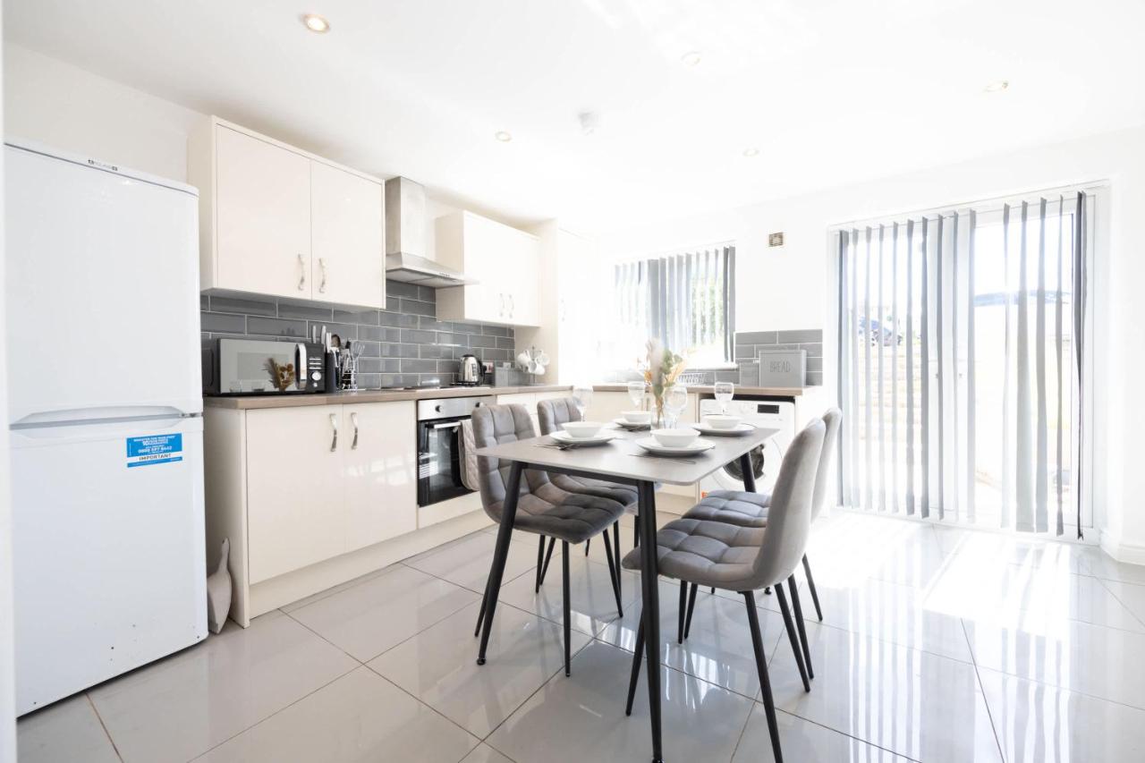Modern 3 Bedroom Home with Garden & Parking - B&B