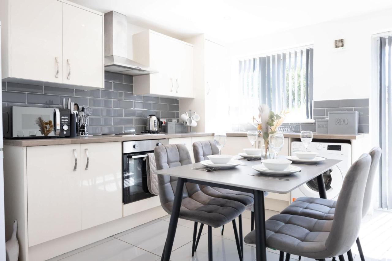 Contemporary 3 Bedroom Home with Garden & Parking - B&B Atherton