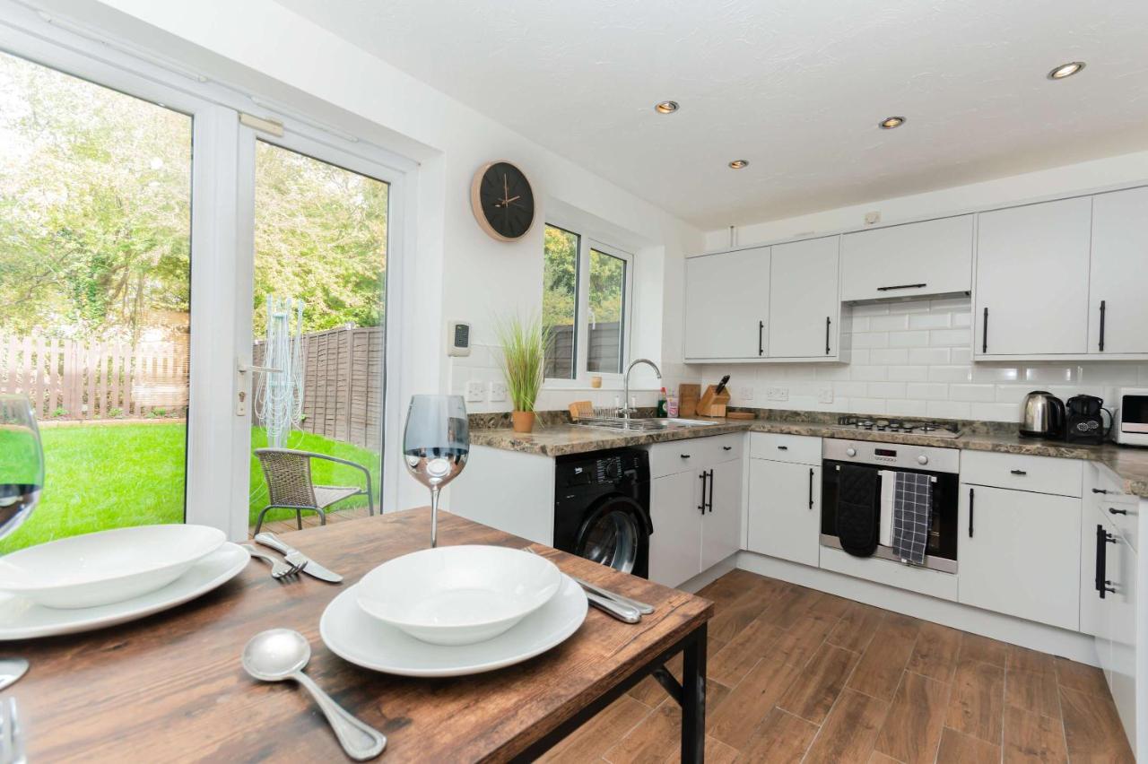 Modern 3 Bedroom Home in Swindon with Parking - B&B