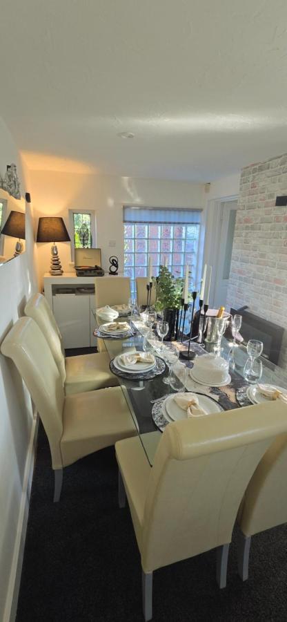 Luxury 3-Bed w- garden & game Room 5 mins from Chester - Bed and Breakfast Saltney