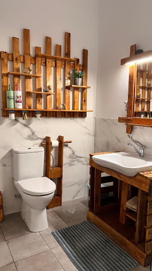Tweepersoonskamer met 2 Aparte Bedden en Gedeeld Toilet